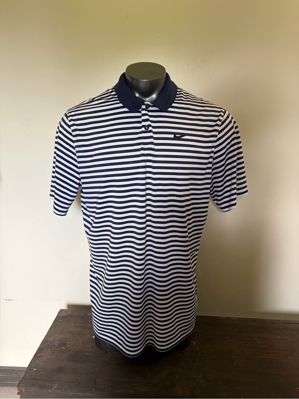 Nike golf dry fit Polo shirt men’s size extra large Navy blue & white stripes